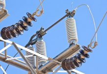 ইন্সুলেটরের পুরুত্ব ভোল্টেজের উপর নির্ভর করে কেন?